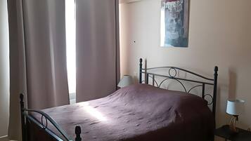 3 habitaciones, tabla de planchar con plancha, wifi y ropa de cama