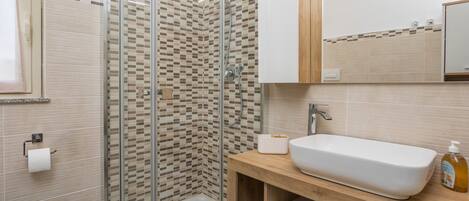 Shower, hair dryer, towels