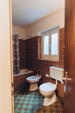 Haartrockner, Handtücher, Seife, Shampoo