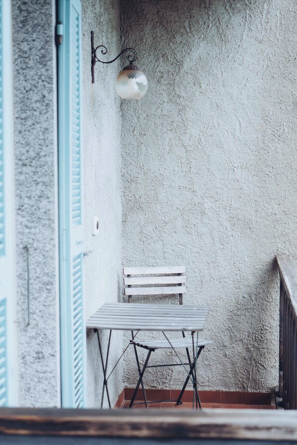 Basic-Einzelzimmer, Balkon, Bergblick | Speisen im Freien