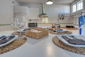 Micro-ondes, four, plaque de cuisson, lave-vaisselle