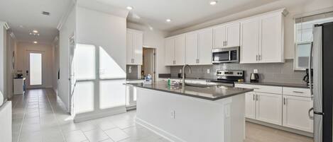 Kühlschrank, Mikrowelle, Ofen, Wasserkocher mit Kaffee-/Teezubehör