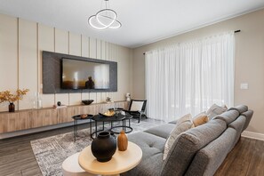 Smart-TV, videospill, fotballspill og bordtennis