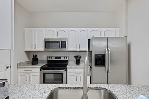 Een koelkast, een microgolfoven, een oven, een vaatwasser