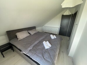 Iron/ironing board, WiFi, bed sheets