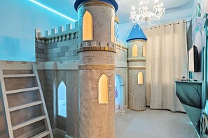 6 bedrooms, desk, iron/ironing board, travel crib