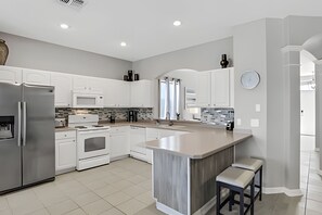 Fridge, microwave, oven, dishwasher - Windsor Hills 6BR Retreat, Pool & Game Room (Kissimmee)