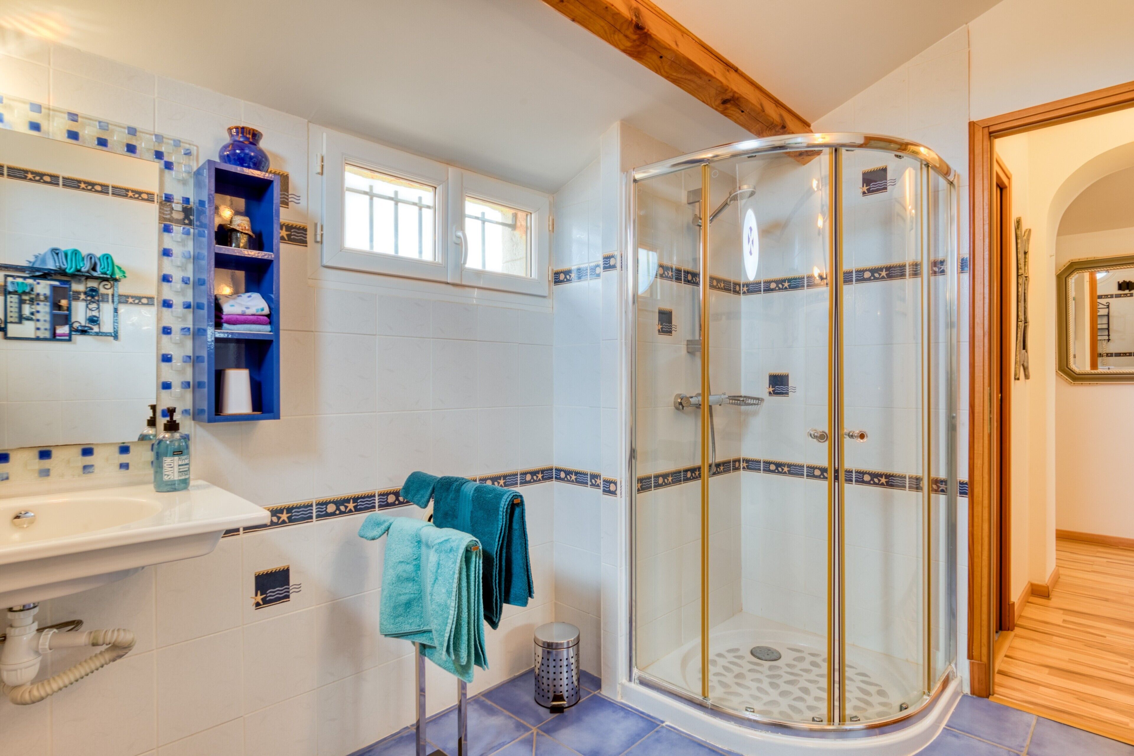 Douche, articles de toilette gratuits, sèche-cheveux