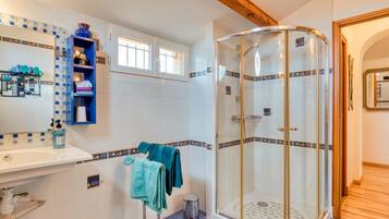 Regadera, secadora de cabello, toallas