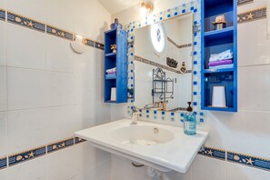 Een douche, een haardroger, handdoeken