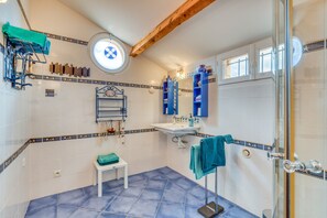 Shower, hair dryer, towels