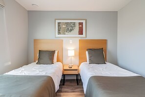 4 habitaciones, tabla de planchar con plancha y ropa de cama 