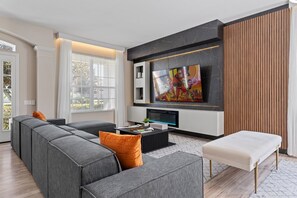 Smart TV, video games, table football - Windsor Hills 6BR Home, Private Pool + Game Room (Kissimmee)