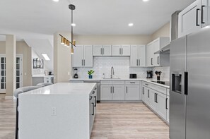 Kylskåp, mikrovågsugn, ugn och spishäll