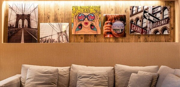 Un mur orné de diverses œuvres d’art, notamment une représentation d’un pont, une œuvre d’art pop et des panneaux de signalisation.