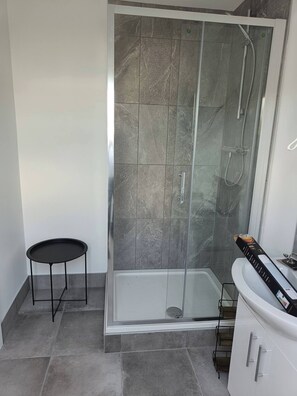 Dusche, Haartrockner, Handtücher, Seife