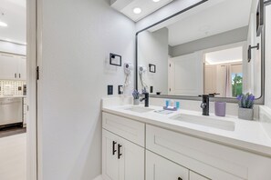 Hårføner, håndklær, såpe og toalettpapir