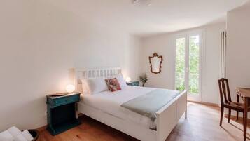 1 Schlafzimmer, Zimmersafe, Schreibtisch, Bügeleisen/Bügelbrett