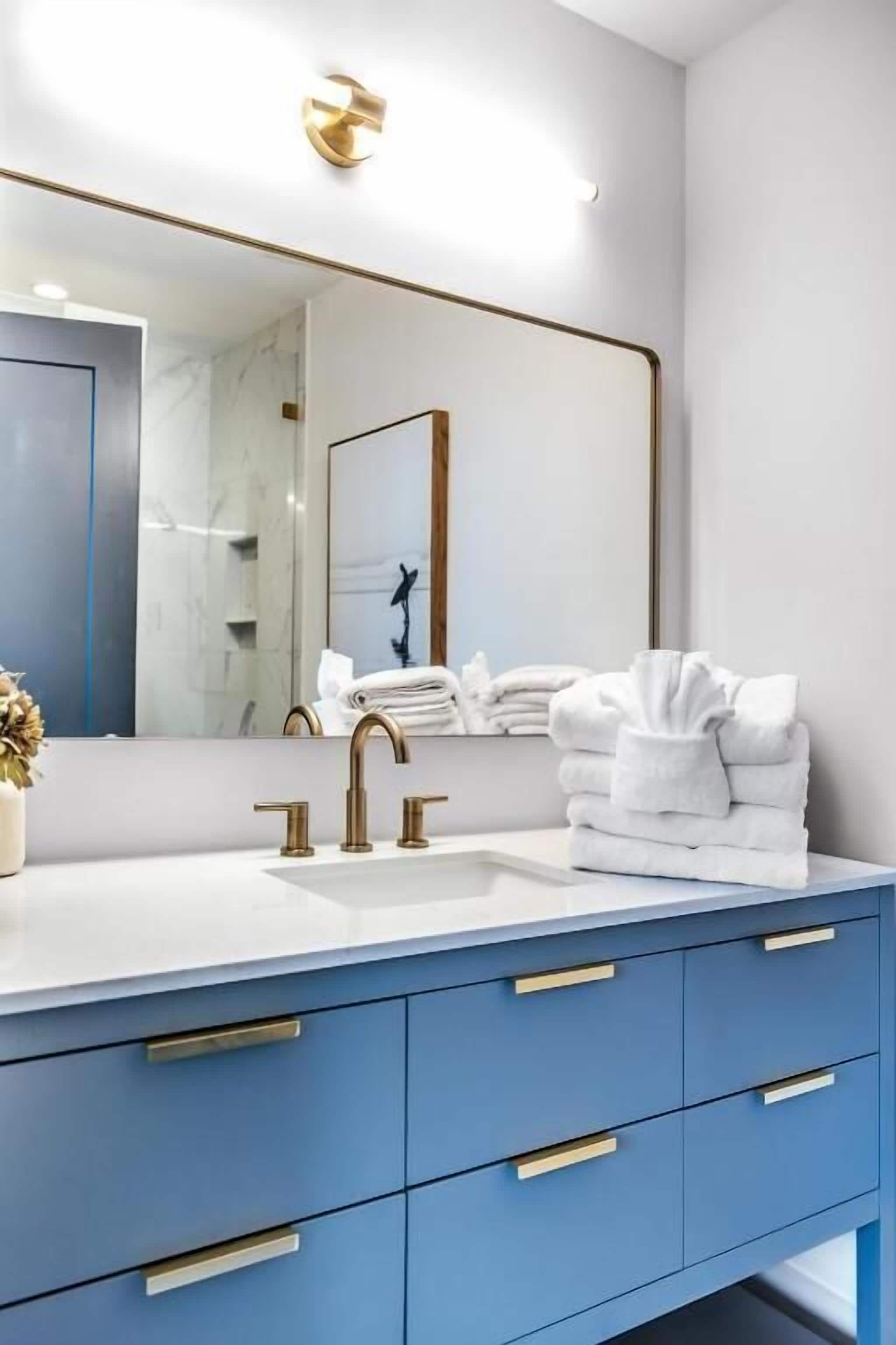 Executive Two Bedroom Suite | Bathroom | Shower, rainfall showerhead, eco-friendly toiletries, hair dryer