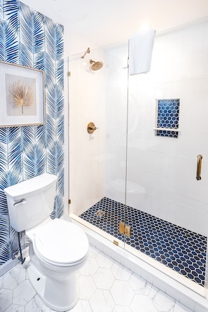 Douche, articles de toilette gratuits, sèche-cheveux, peignoirs