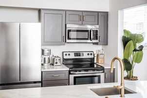 Refrigerador con freezer, microondas, horno, placa de cocina