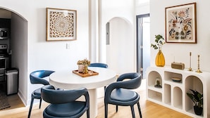 Superior Two Bedroom Suite | Makan dalam bilik