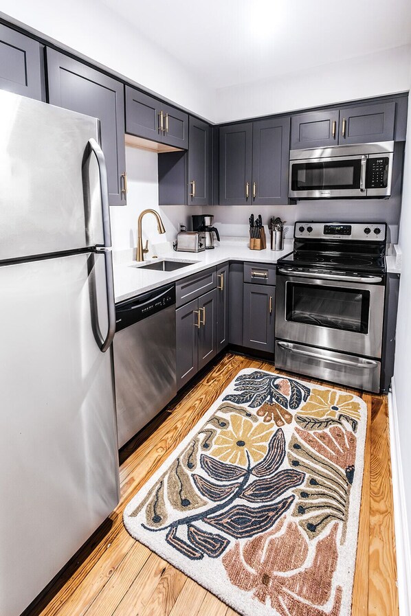 Full-size fridge, microwave, oven, stovetop