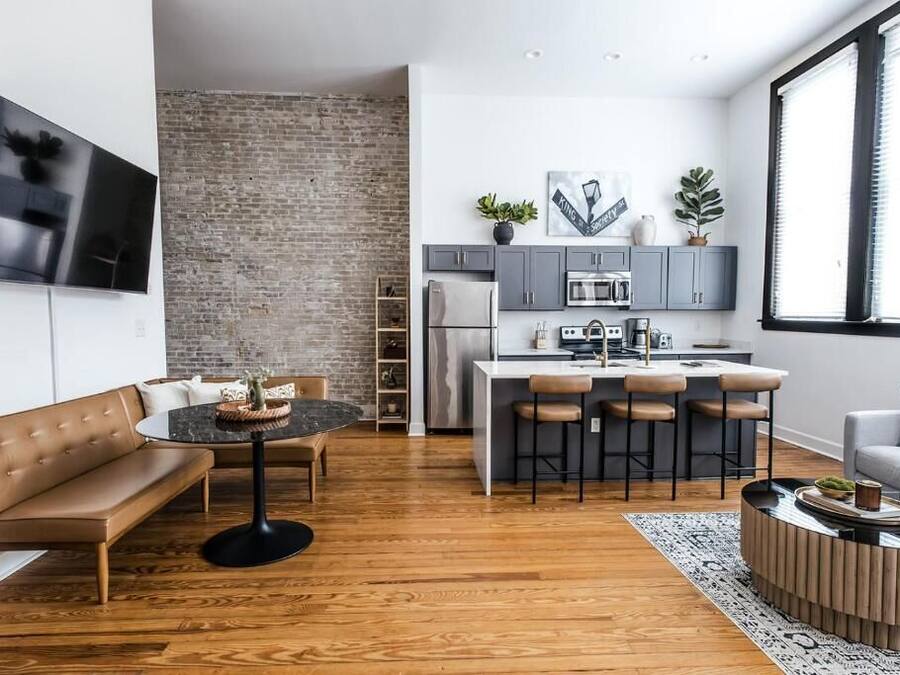 Full-size fridge, microwave, oven, stovetop