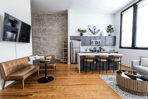 Refrigerador con freezer, microondas, horno, placa de cocina