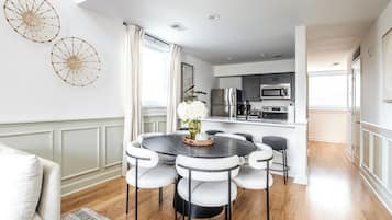 Suite ejecutiva, 2 habitaciones | Cocina privada | Refrigerador con congelador, microondas, horno y parrilla de estufa