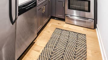 Suite superior, 2 habitaciones | Cocina privada | Refrigerador con congelador, microondas, horno y parrilla de estufa
