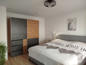 Iron/ironing board, WiFi, bed sheets