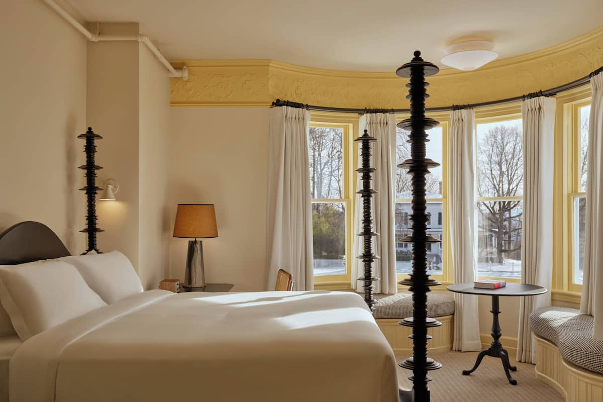 Belden House Grand Room | Bộ trải giường bằng vải Frette của Ý, bộ đồ giường cao cấp, minibar