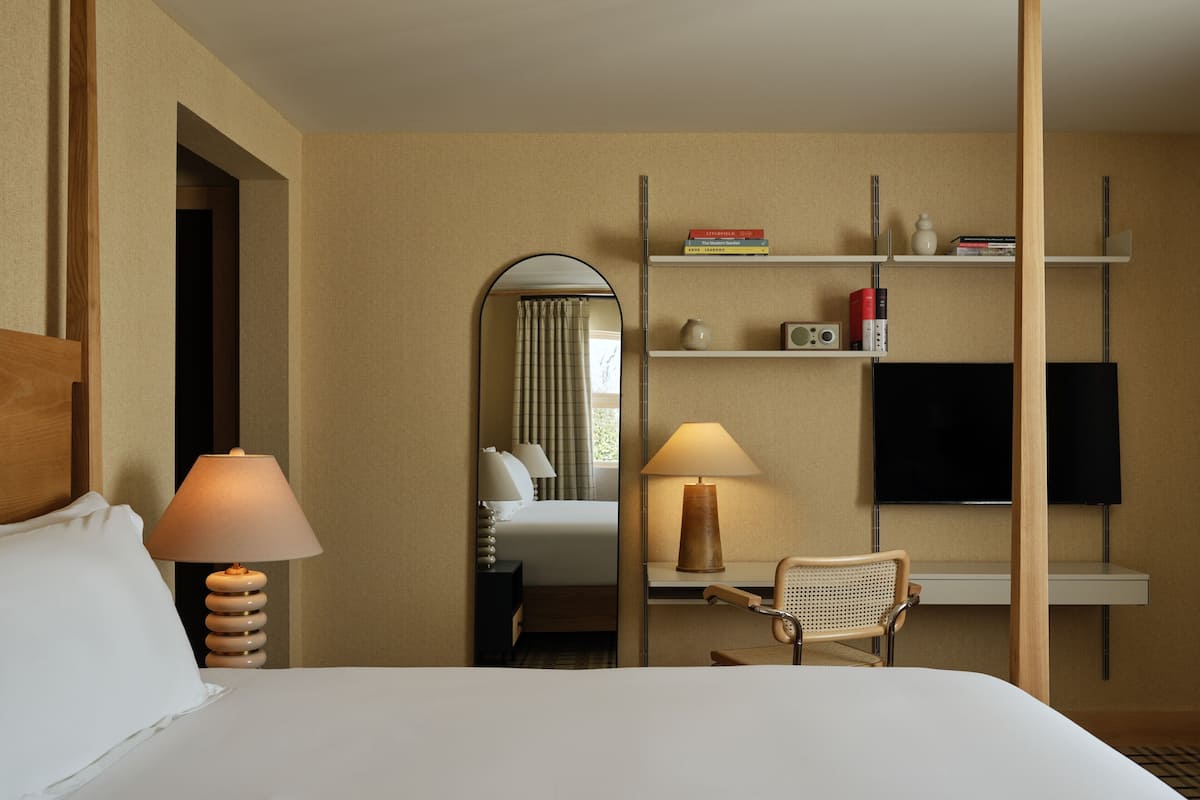 Mews Guest Rooms | Bộ trải giường bằng vải Frette của Ý, bộ đồ giường cao cấp, minibar 