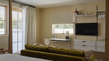 Mews Garden Room | In-room safe, iron/ironing board, free WiFi, bed sheets