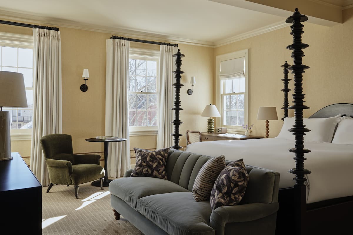 Belden House Guest Room | Bộ trải giường bằng vải Frette của Ý, bộ đồ giường cao cấp, minibar 