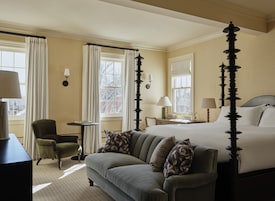 Caja de seguridad en la habitación y tabla de planchar con plancha