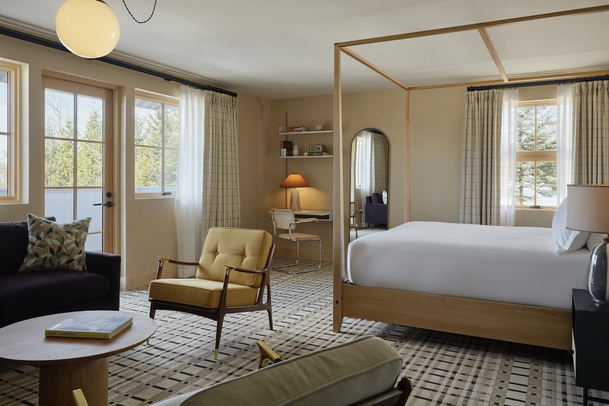Mews Grand Balcony Room | Bộ trải giường bằng vải Frette của Ý, bộ đồ giường cao cấp, minibar 
