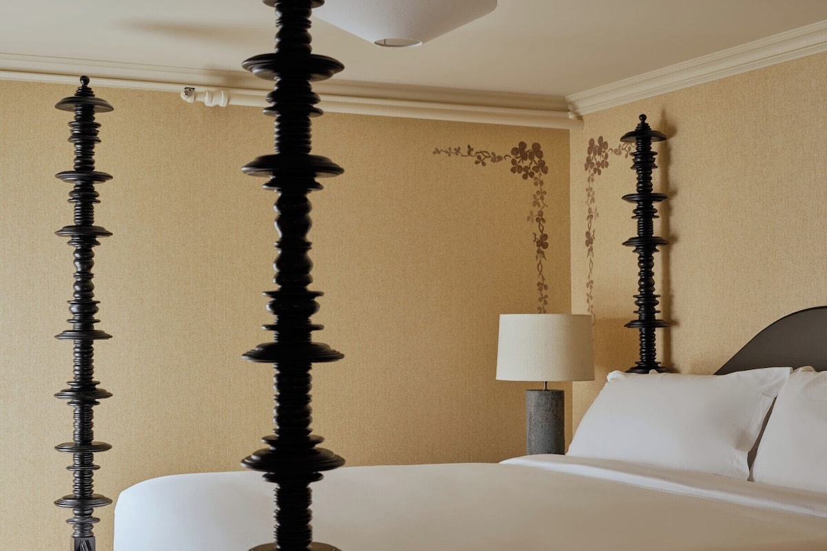 Belden House One Bedroom Suite | Bộ trải giường bằng vải Frette của Ý, bộ đồ giường cao cấp, minibar