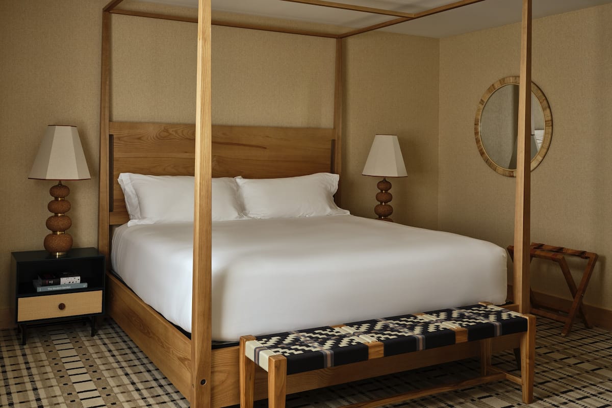 Mews Grand Room | Bộ trải giường bằng vải Frette của Ý, bộ đồ giường cao cấp, minibar 