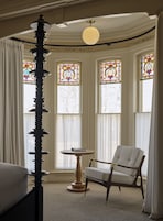 Caja de seguridad en la habitación y tabla de planchar con plancha