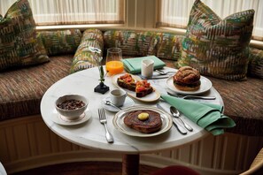 Daily cooked-to-order breakfast for a fee - Belden House & Mews (Litchfield)