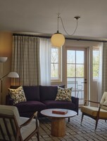 Caja fuerte, tabla de planchar con plancha, wifi gratis y ropa de cama