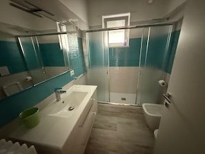 Douche, sĂšche-cheveux, bidet, serviettes fournies