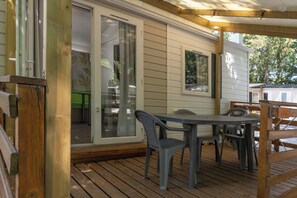 Outdoor dining - Mobile Home 'Confort A - 1-5 Pers' with Shared Pool, Private Terrace and Communal Garden (Lavilledieu)