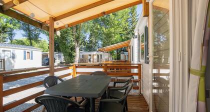 Mobil-home 'Confort B - 1-5 Pers' avec piscine partagée, terrasse privée et jardin commun