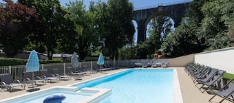 Mobile Home 'Confort B - 1-5 Persons' with Shared Pool, Private Terrace and Communal Garden