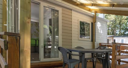 Mobil-home 'Confort C - 1-5 Pers' avec piscine partagée, terrasse privée et jardin commun