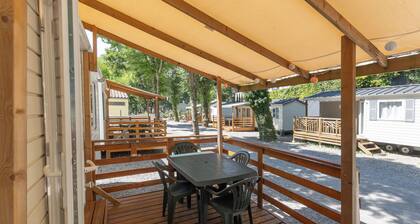 Mobil-home 'Confort D - 1-5 Pers' avec piscine partagée, terrasse privée et jardin commun