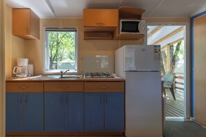 Kühlschrank, Mikrowelle, Wasserkocher mit Kaffee-/Teezubehör